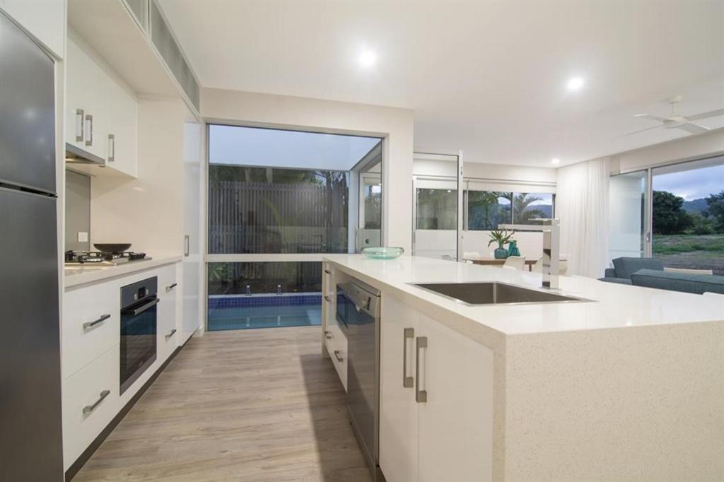 Pool Resort Port Douglas Exteriör bild